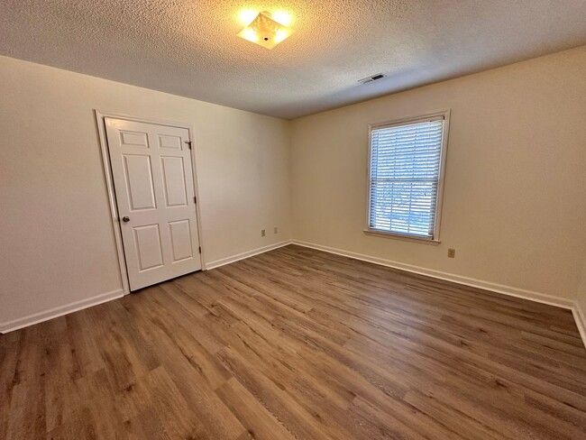 Building Photo - 222 Pointe Cir