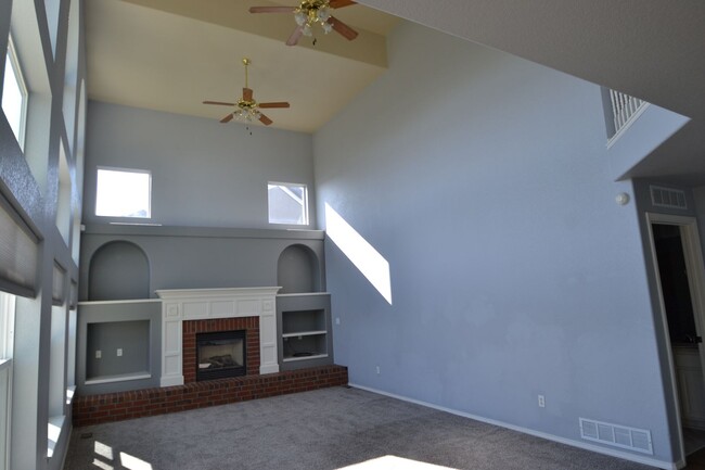Building Photo - 6 Bed, 3.5 Bath Home Available Now!