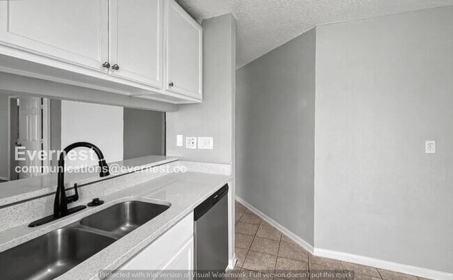 Building Photo - 3 Bed, 2 Bath Home with Fenced Yard & Garage / Pet-Friendly / Available Now!