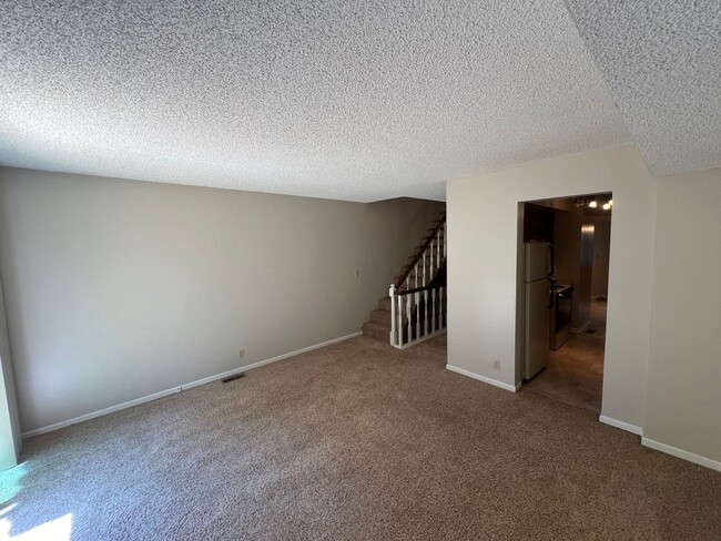 Building Photo - Spacious Townhome w/ Washer & Dryer, Garag...