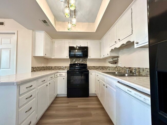 Building Photo - 6817 El Greco Ct