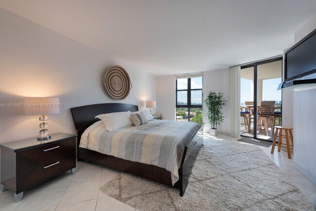 Building Photo - 1000 NE Quayside Terrace