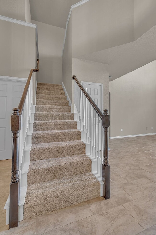 Building Photo - "Luxurious 4-Bedroom, 2.5 Bath Retreat wit...