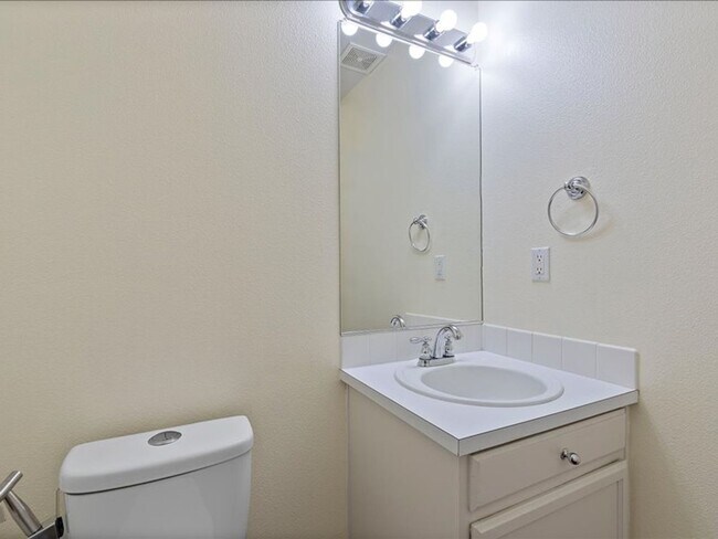 Building Photo - FOR RENT: MRS. CLEAN LIVED HERE! LOVELY HILLSBORO HOME AVAILABLE NOW! 4 BED, 2.5 BATH, 2 CAR GAR,...