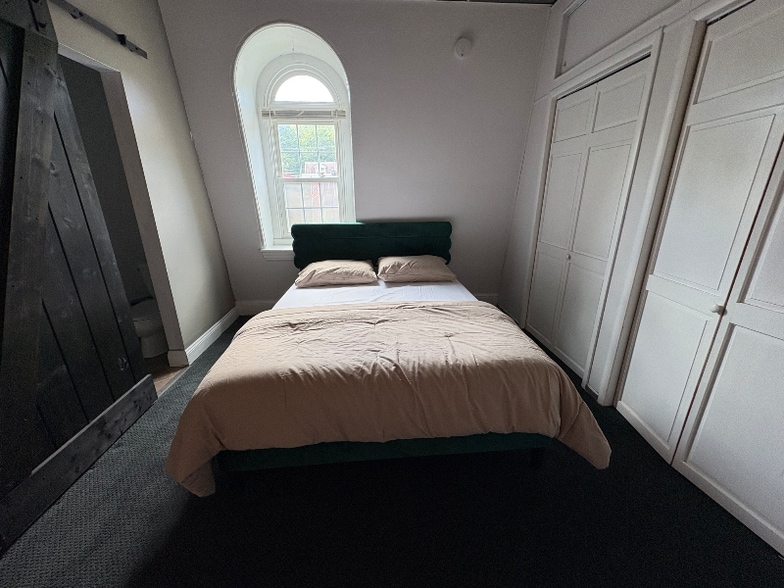 Building Photo - 615 W Market St