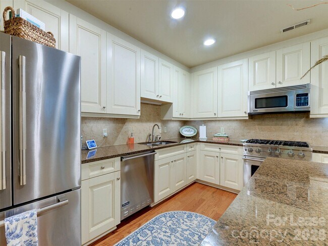 Building Photo - 701 Royal Ct