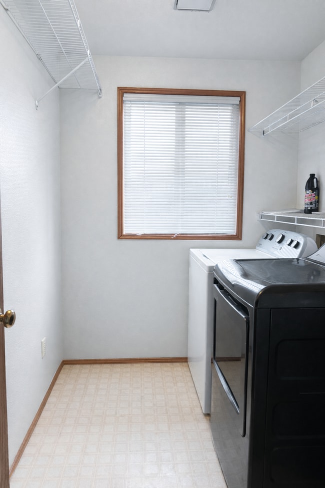 Building Photo - Country Living