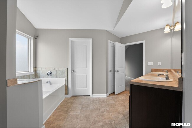 Building Photo - 1154 Paramount Dr