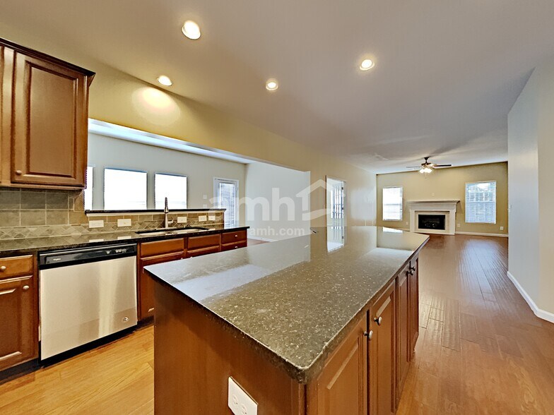 Building Photo - 1048 Oakhall Dr