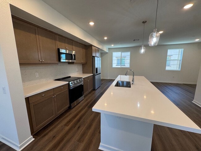 Building Photo - Never-Lived-In, Beautifully Upgraded Three-Story Condo