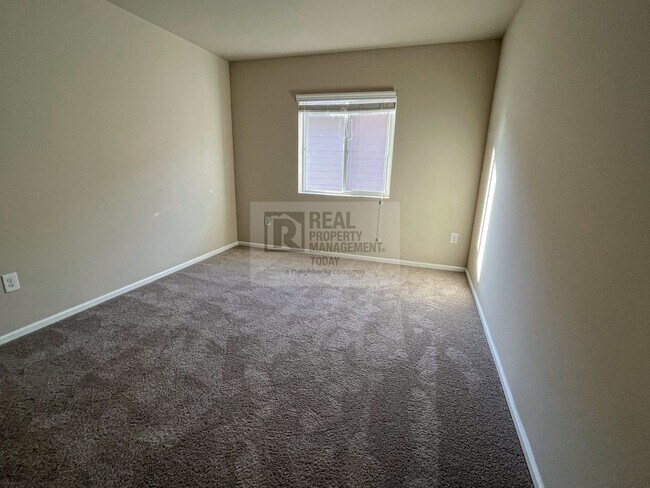 Building Photo - Spacious 5 Bedroom Home In Lacey!!