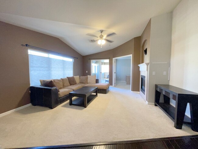 Building Photo - Broomfield! 3 bedroom Townhome! Golf Cours...