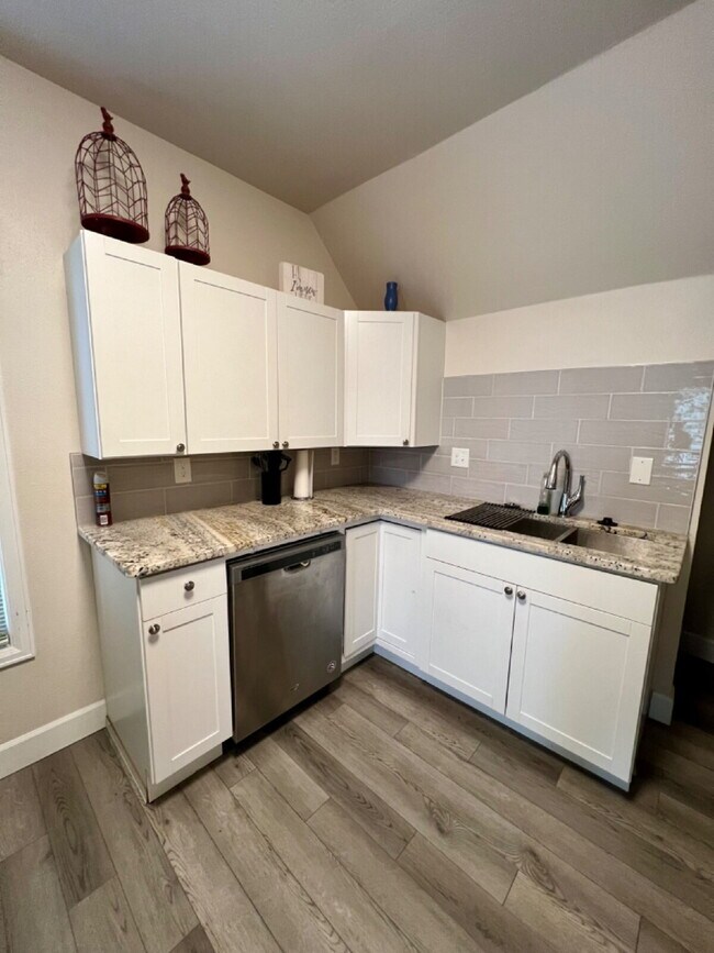 Building Photo - Short-term furnished apartment!