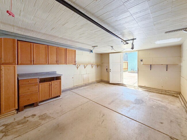 Building Photo - Spacious 2B/1BA Upgraded House w/ W/D, Lar...