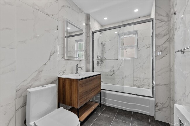 Building Photo - 840 E Broadway