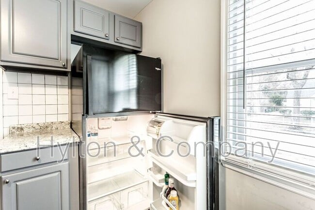 Building Photo - 222 W 31st St
