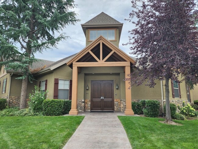 Building Photo - ELF PRICED! 3 bd. 2.5 bath Luxury Townhome!