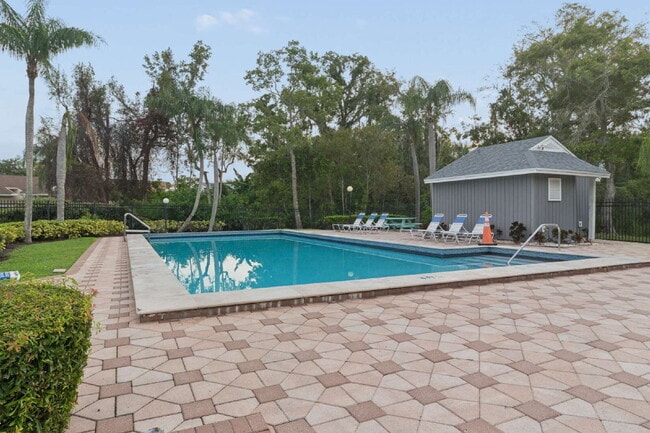 Building Photo - This 3/2 Beautiful Villa-Style Condo on Desirable Coverplace Community of Palm Harbor!
