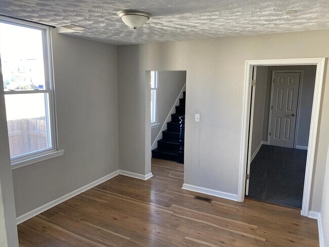 Building Photo - 327 S Main St