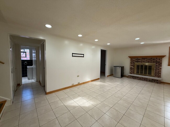 Building Photo - 3bed/2bath Home Fenced Yard Deck 2 Car Garage