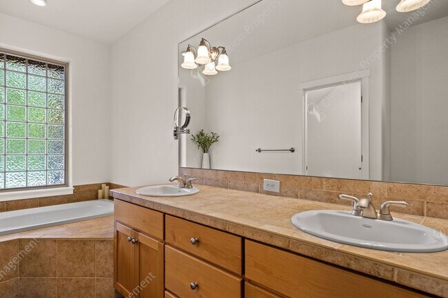 Building Photo - Eagle Crest Townhome Steps to Lakeside Cen...