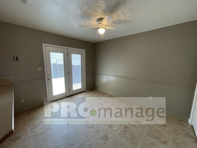 Building Photo - 3 Bed / 2.5 Bath Town Home w/ 2 Car Garage...