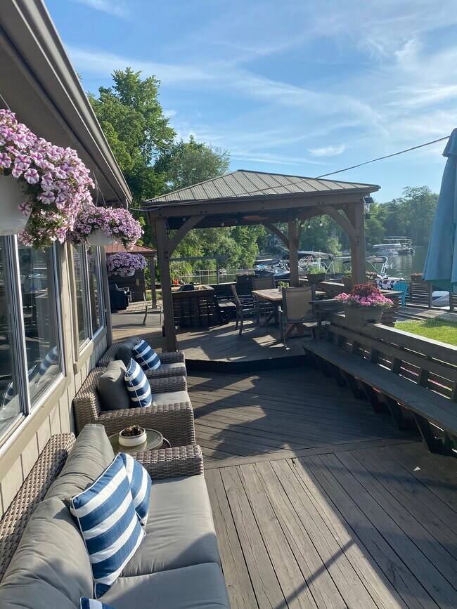 Building Photo - 3599 Orchard Lake Rd