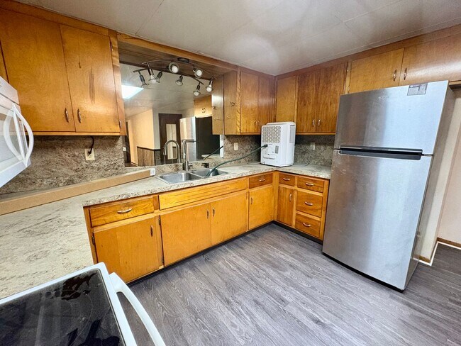 Building Photo - 3630 Colebrook Rd