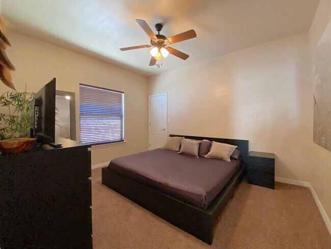 Building Photo - Northeast El Paso 3bed Refrig A/C