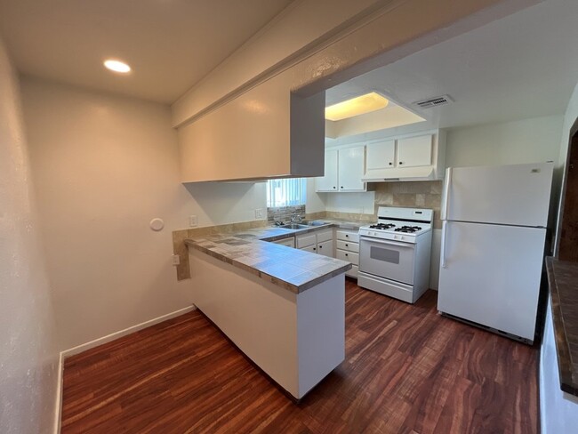 Building Photo - Centrally located lovely 2 bedroom 1 bathr...