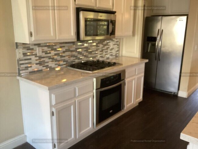 Building Photo - Elegant-Ideally located-Windsor Green End ...
