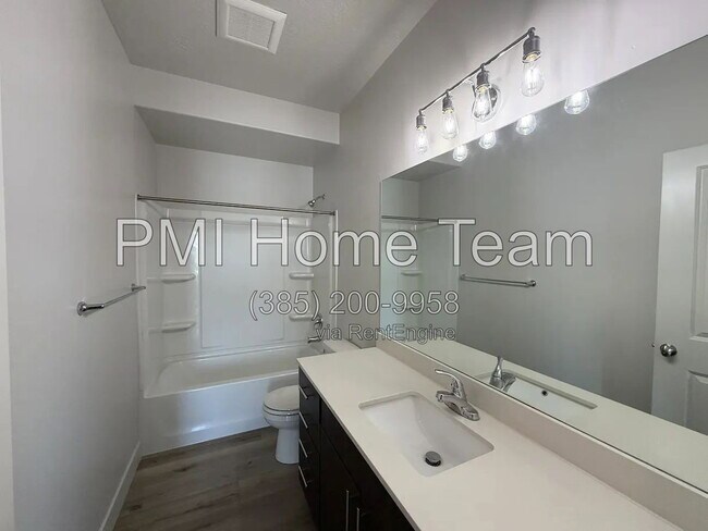 Building Photo - 2874 Kiesel Ave