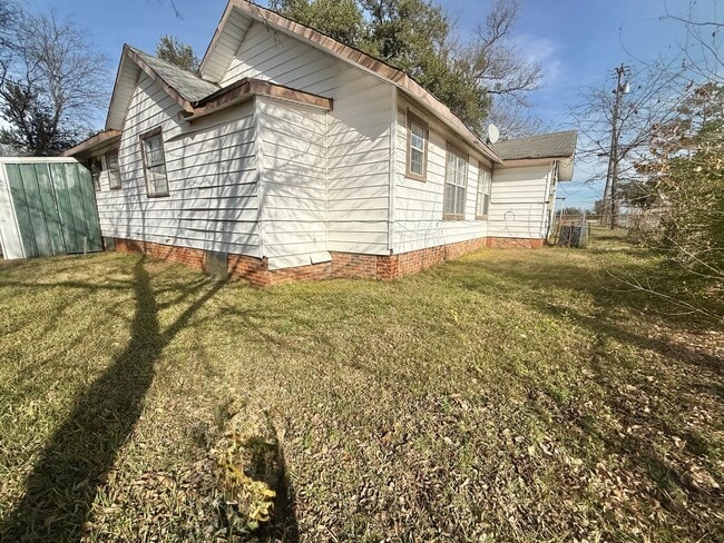 Building Photo - Updated 4 bedroom!