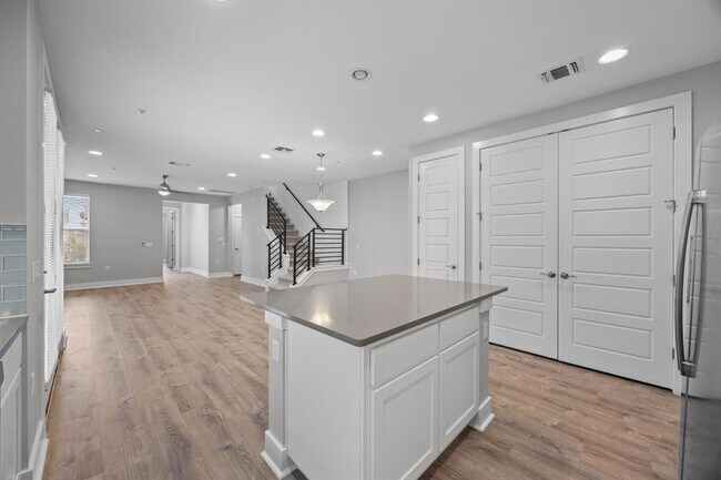 Building Photo - 2222 Simond Ave