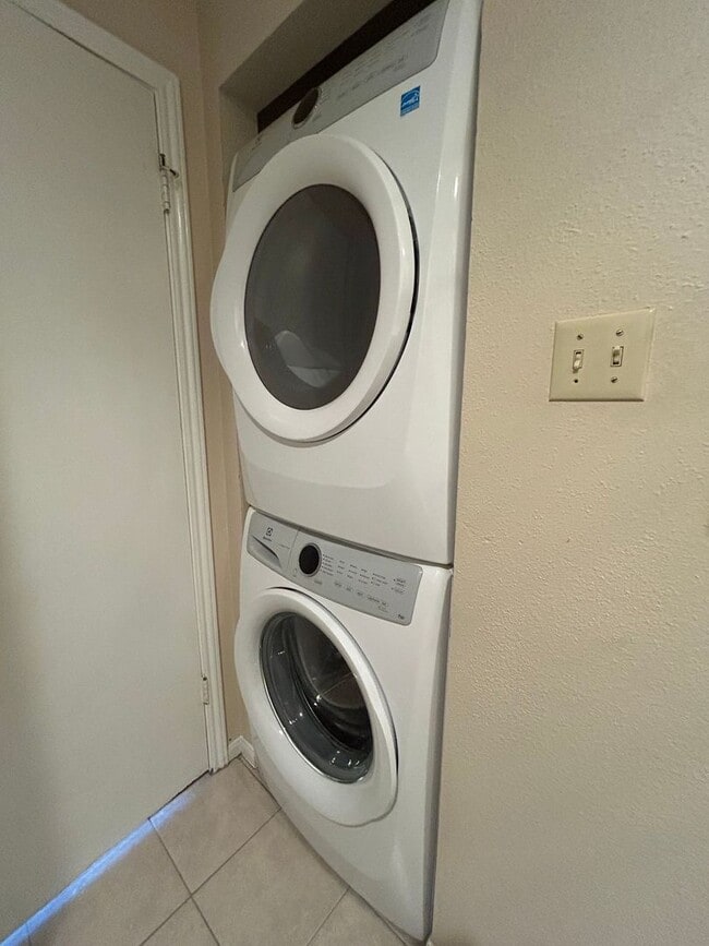 Building Photo - well-kept condo features 2 spacious bedroo...