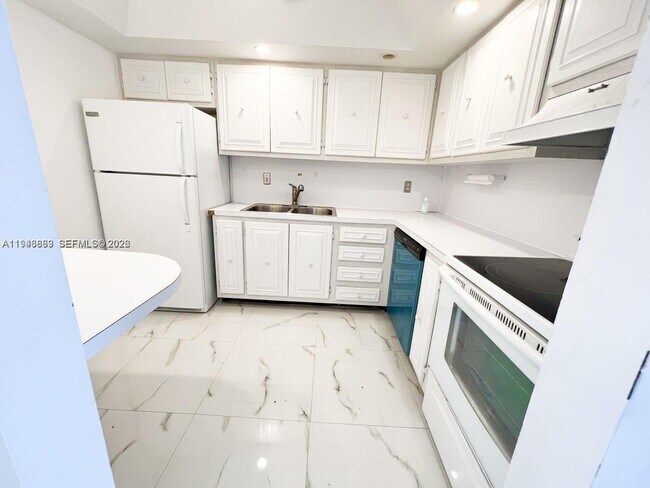 Building Photo - 6395 Bay Club Dr