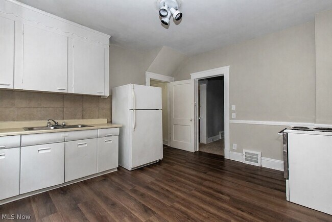 Building Photo - 3100 Montclair Ave