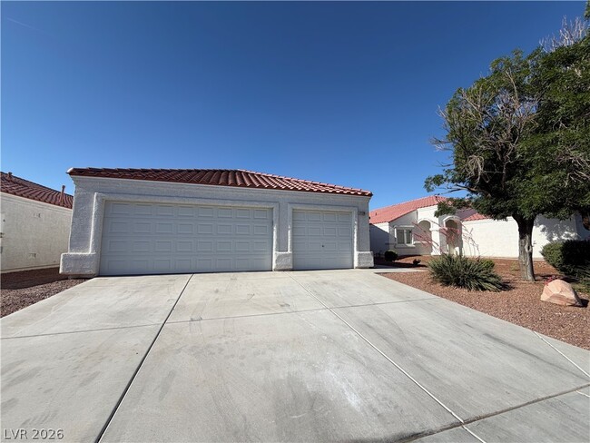 Building Photo - 2139 Meadow Green Ave