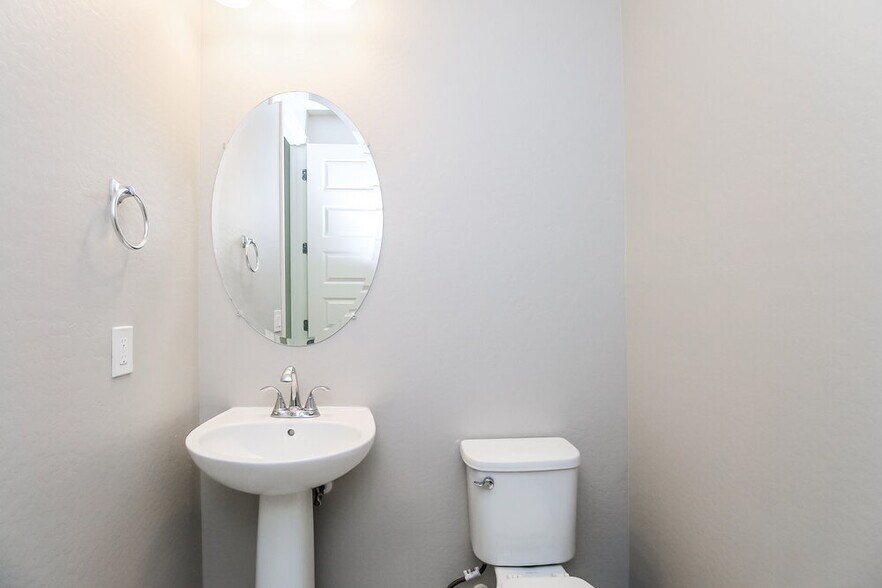 Building Photo - 9546 E Thornbush Ave