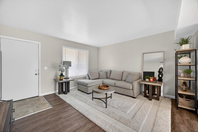 Building Photo - Remodeled 2-Bedroom Gem Near Sac City College
