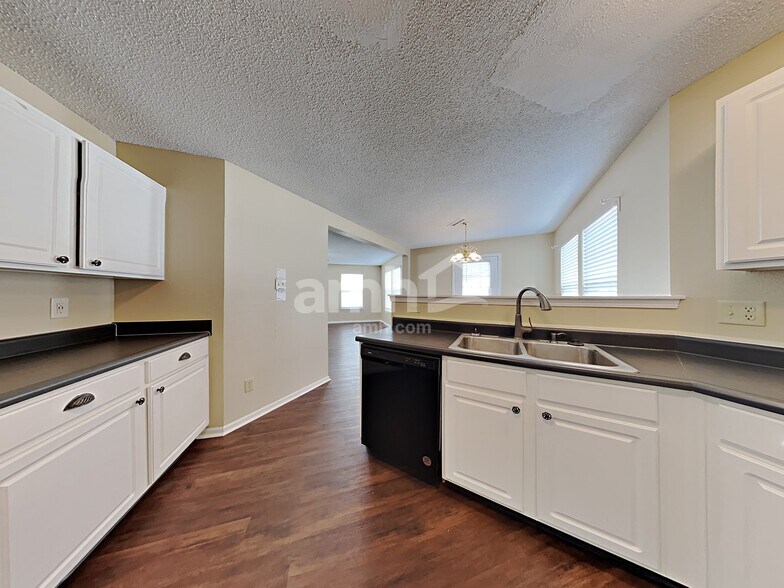 Building Photo - 10970 Clear Spring Dr