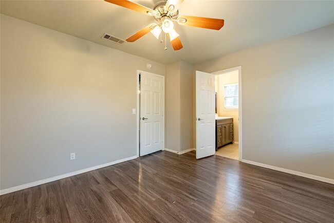 Building Photo - 2105 N Cannes Dr