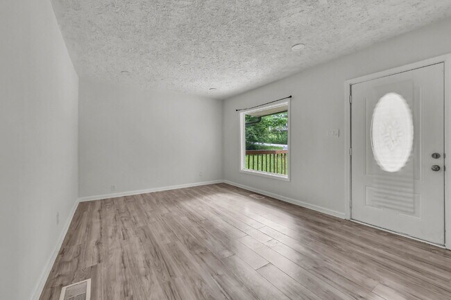 Building Photo - Charming 2-bed 1-bath home minutes from shopping, APSU, and dining.