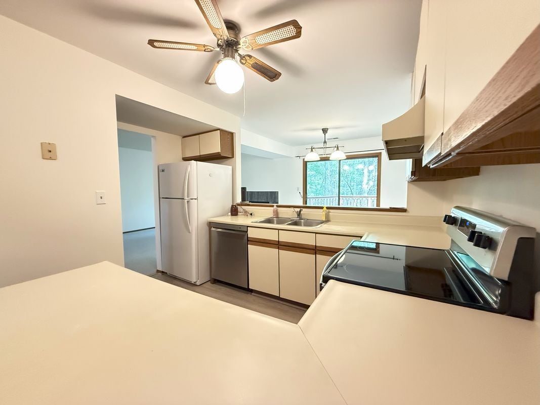 Building Photo - 134 English Ct