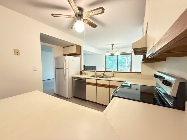 Building Photo - 134 English Ct