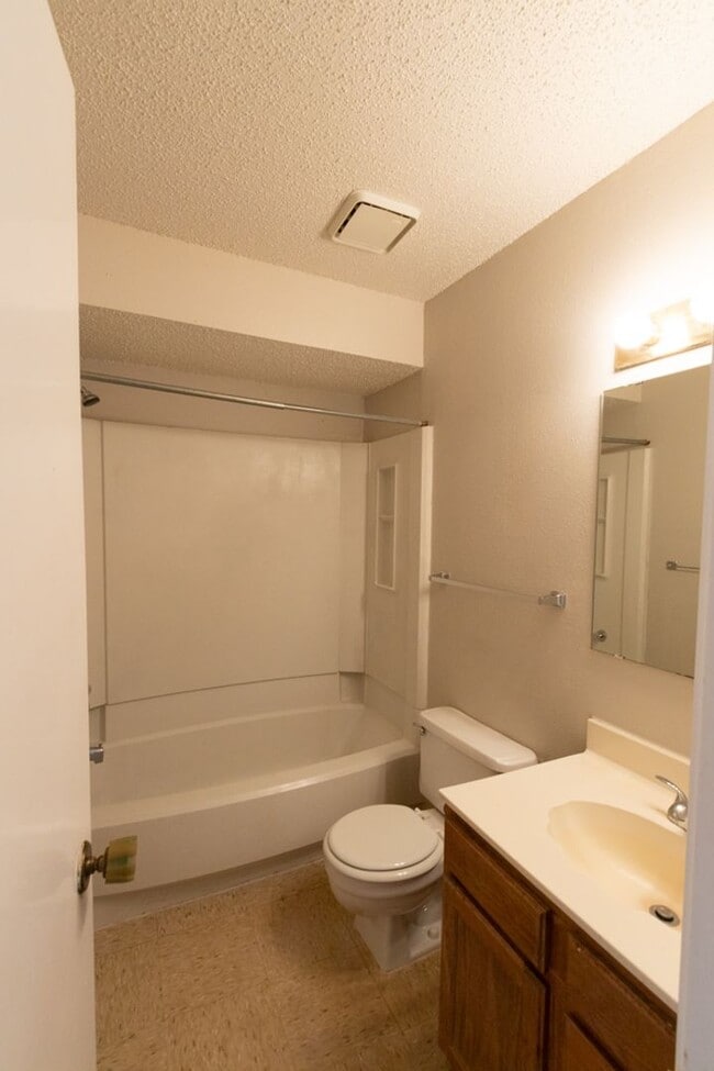 Building Photo - GREAT 2-STORY FLOOR PLAN W/COUNTRY STYLE FRONT PORCH*MASTER BEDROOM DOWN*1.5 CAR GARAGE*SPACIOUS ...