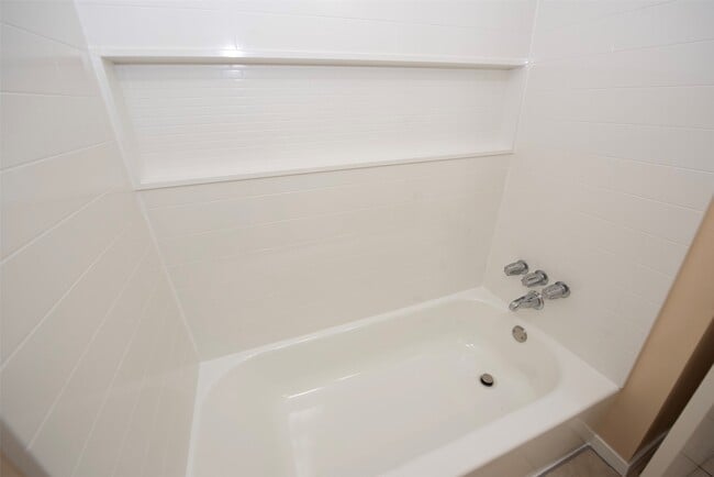 Building Photo - 4843 Beechaven St