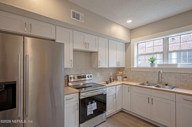 Building Photo - 325 Alder St