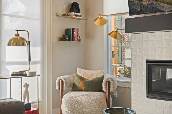 Building Photo - 225 W 1st St