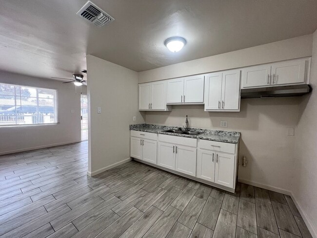Building Photo - Bright & Comfortable Living in Prime Phoenix Location